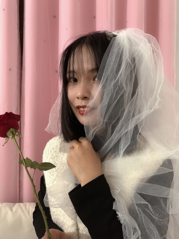 持紫菜包饭的女孩的第一张照片--武平交友网